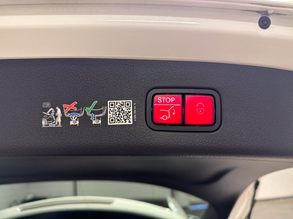 Used 2025 Mercedes-Benz GLC 300 image 17
