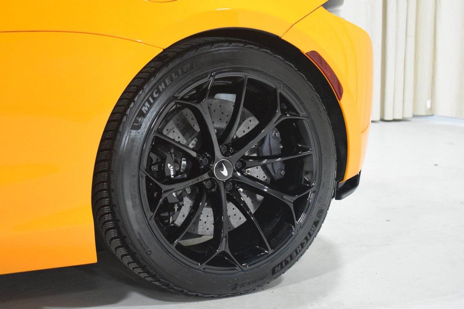 Used 2024 McLaren Artura image 6