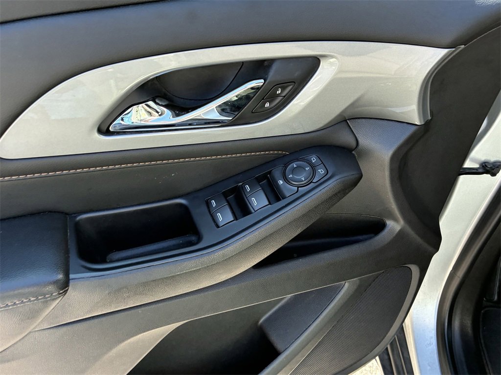 Used 2021 Chevrolet Traverse LS image 19