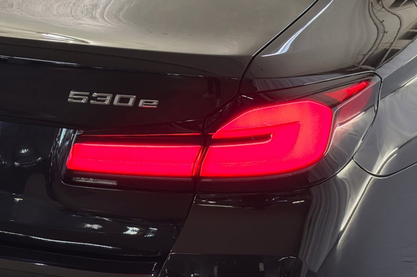 Used 2023 BMW 530e w/ M Sport Package image 12