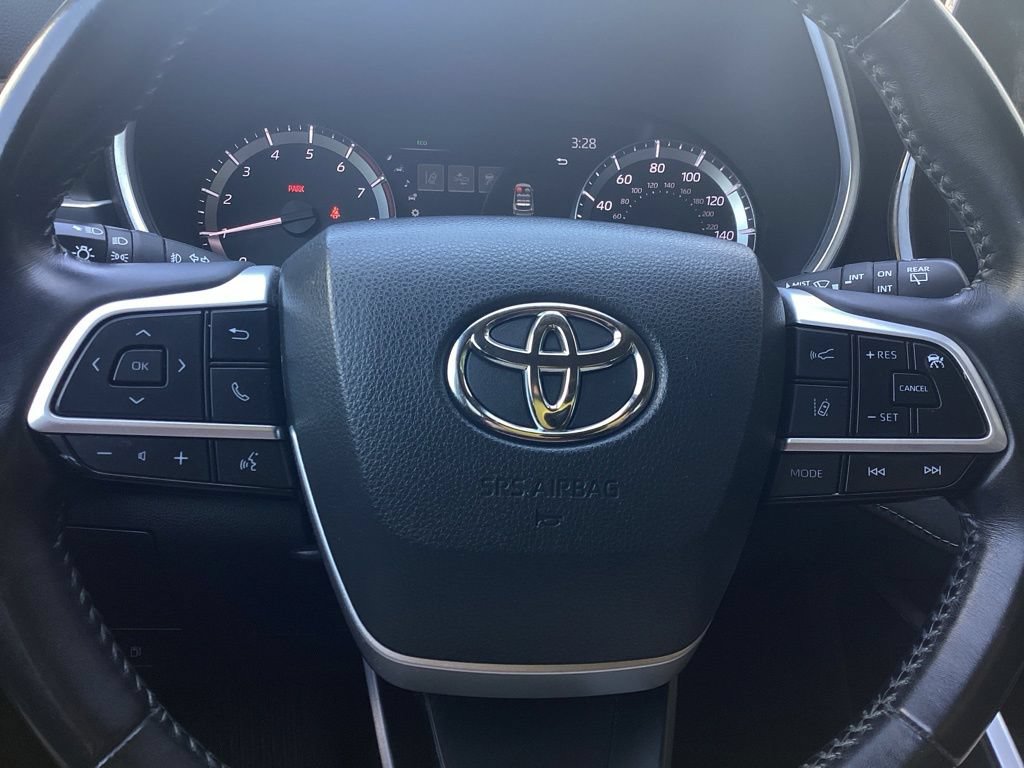 Used 2023 Toyota Highlander XLE AWD/4WD image 19