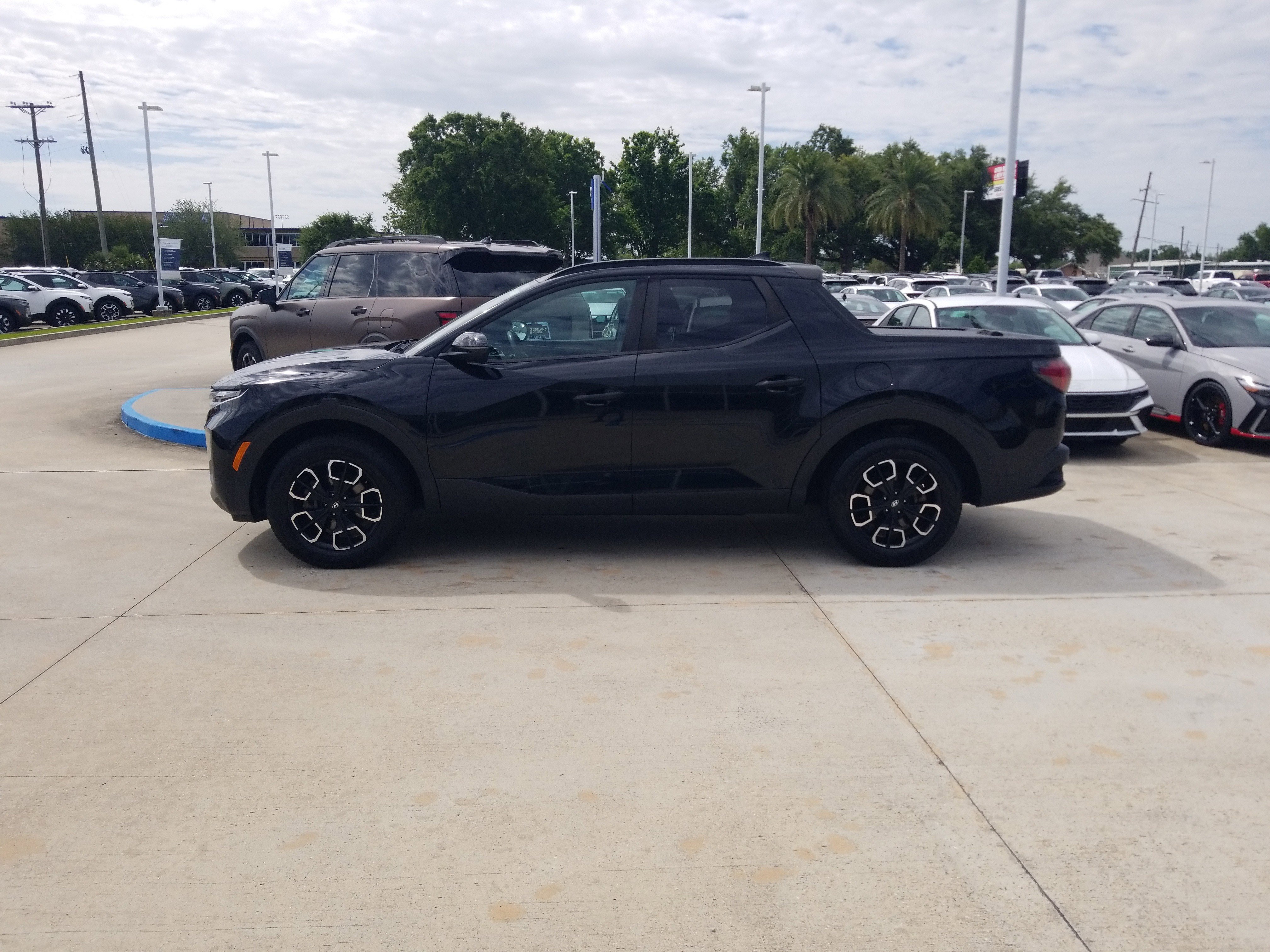 Used 2022 Hyundai Santa Cruz SEL w/ Activity Package FWD image 4