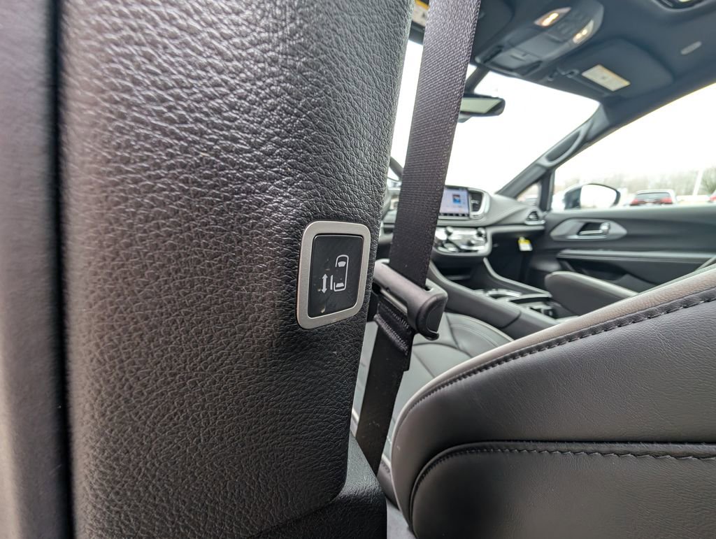 New 2026 Chrysler Pacifica Limited w/ Trailer Tow Group image 43