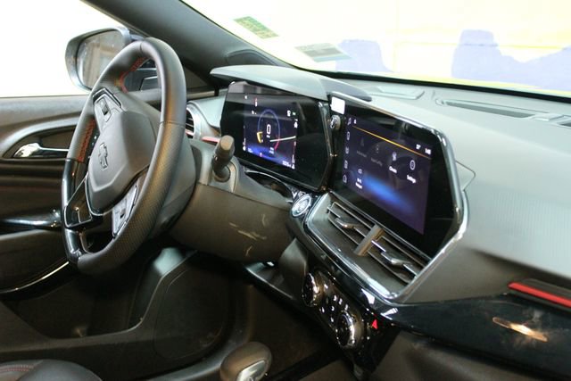 Certified 2025 Chevrolet Trax RS w/ Sunroof Package image 11