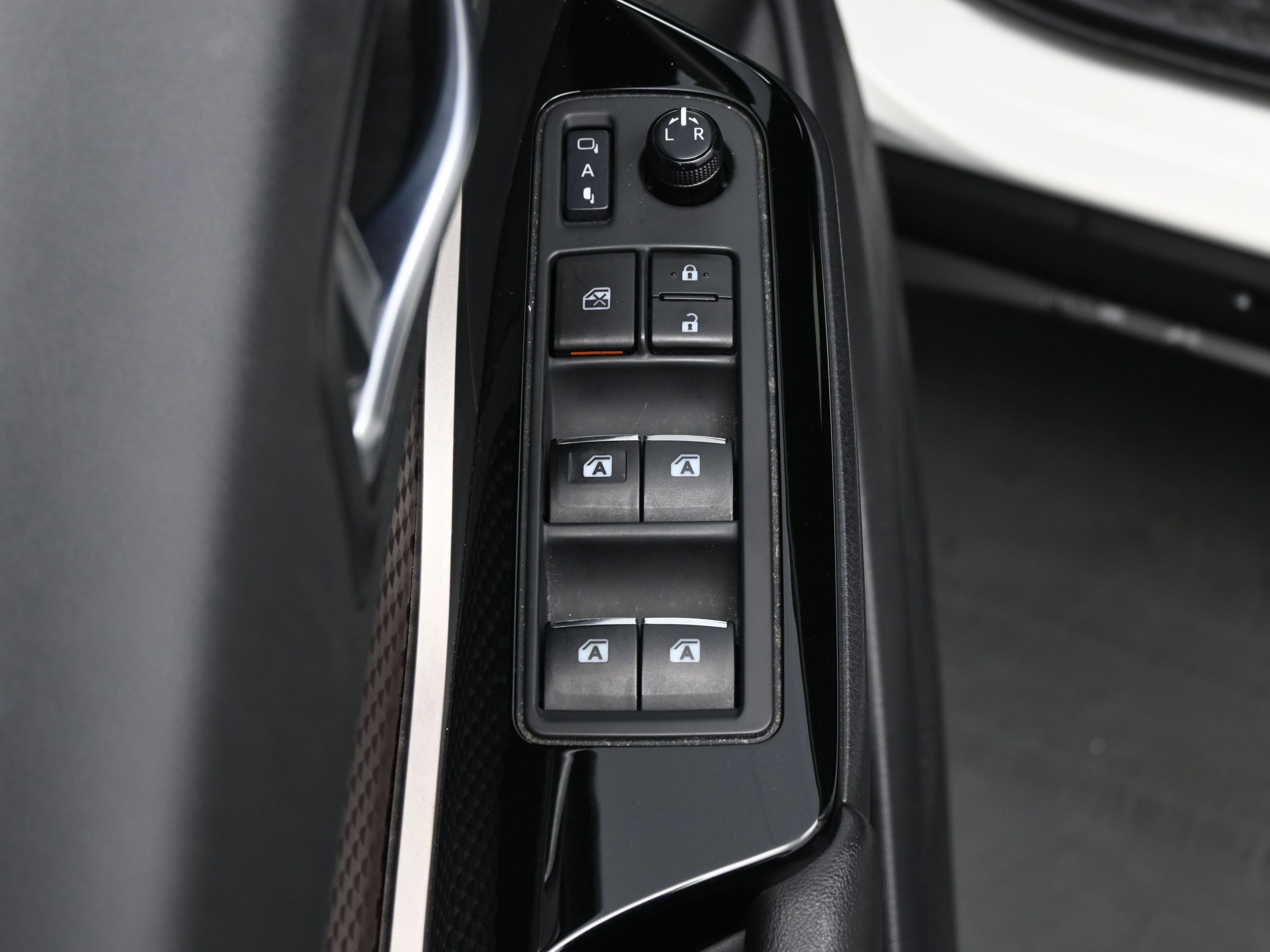 Used 2019 Toyota C-HR Limited image 11