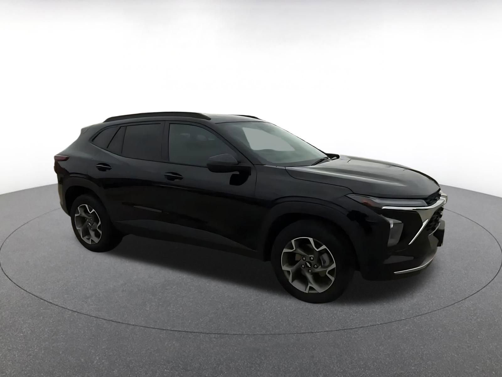 Used 2025 Chevrolet Trax LT image 2