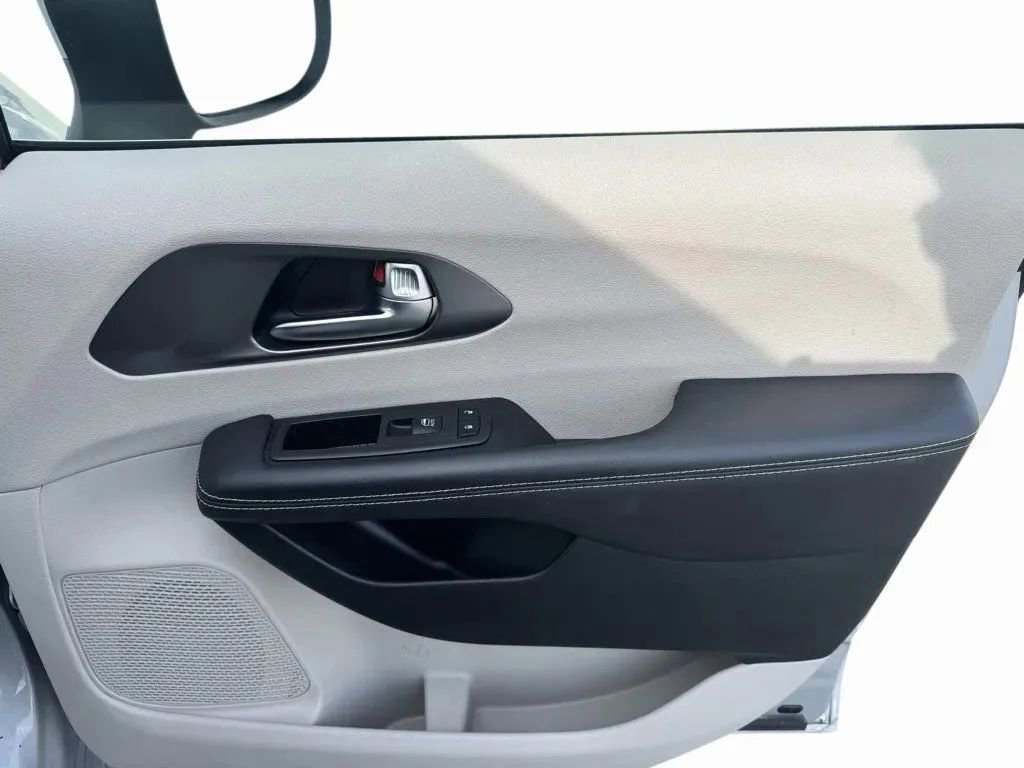 Used 2023 Chrysler Pacifica Touring-L image 15