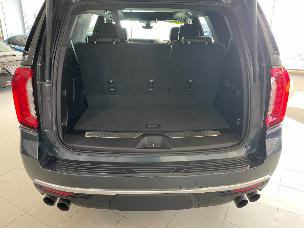 Used 2021 GMC Yukon Denali w/ Denali Premium Package image 7
