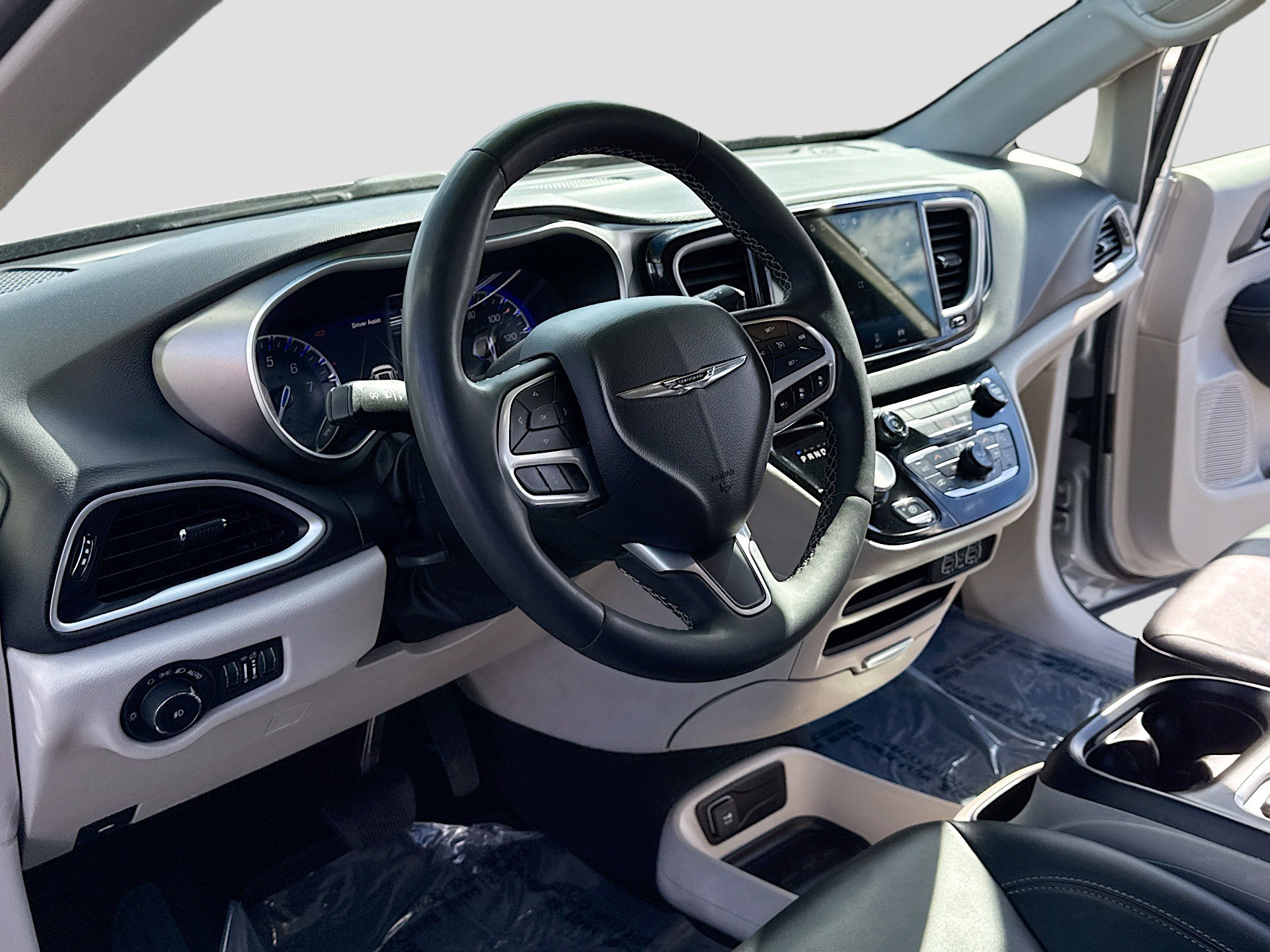 Used 2024 Chrysler Pacifica Touring-L FWD image 4