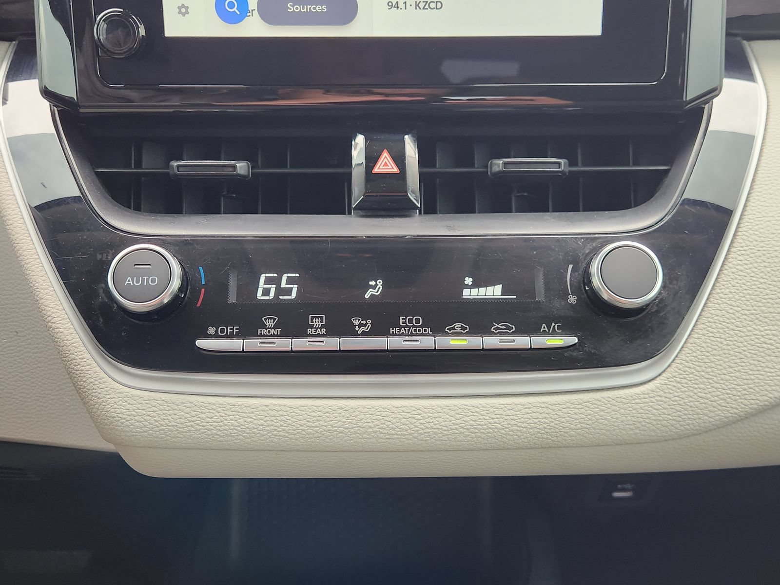 Used 2025 Toyota Corolla LE FWD image 22