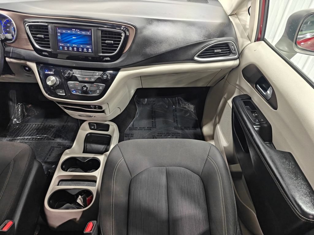 Used 2020 Chrysler Voyager L FWD image 20