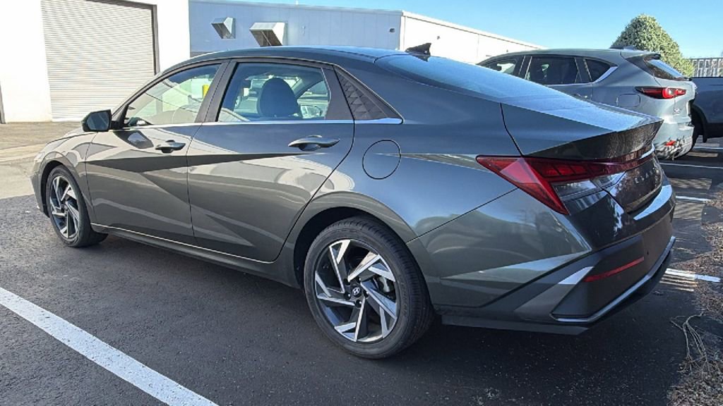 Used 2024 Hyundai Elantra Limited FWD image 3