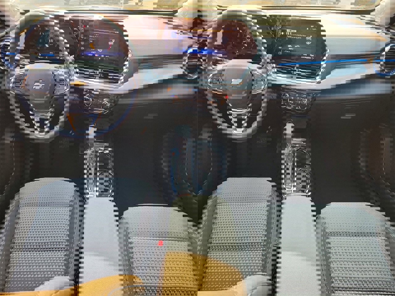 Used 2025 Chevrolet Trax LT w/ LT Convenience Package image 12