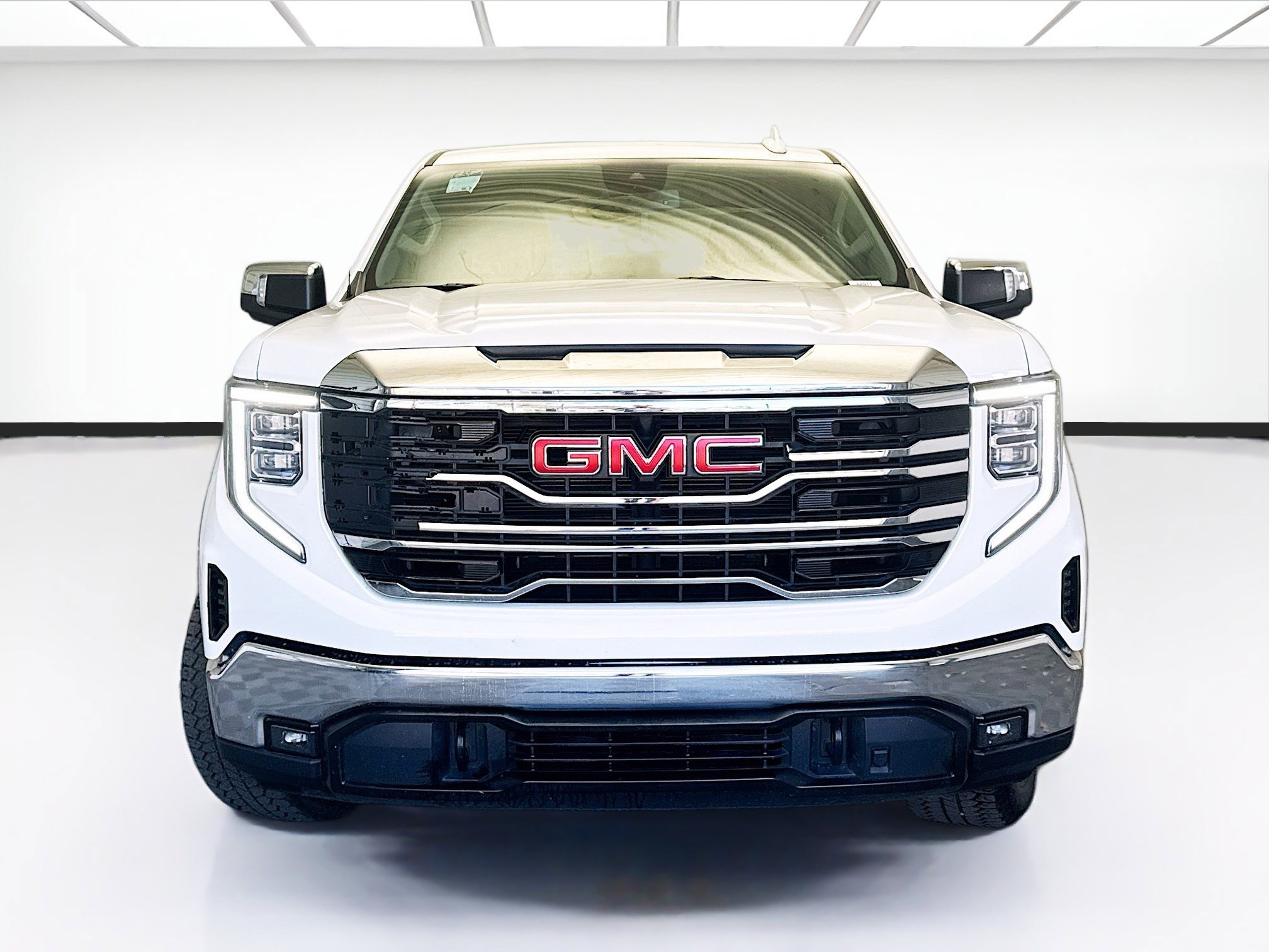 Used 2024 GMC Sierra 1500 SLT image 2