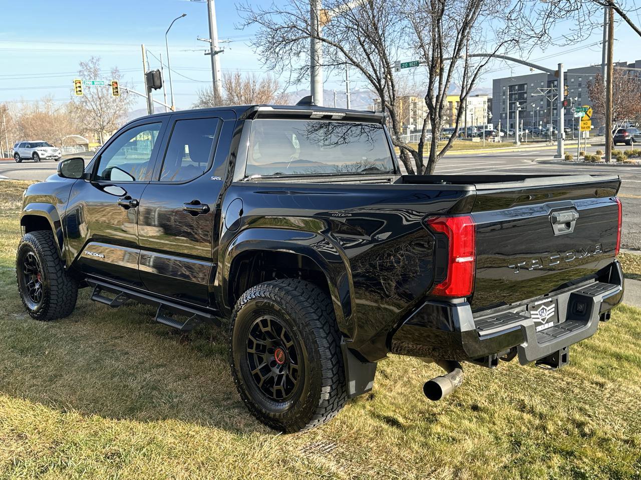 Used 2025 Toyota Tacoma SR5 AWD/4WD image 9