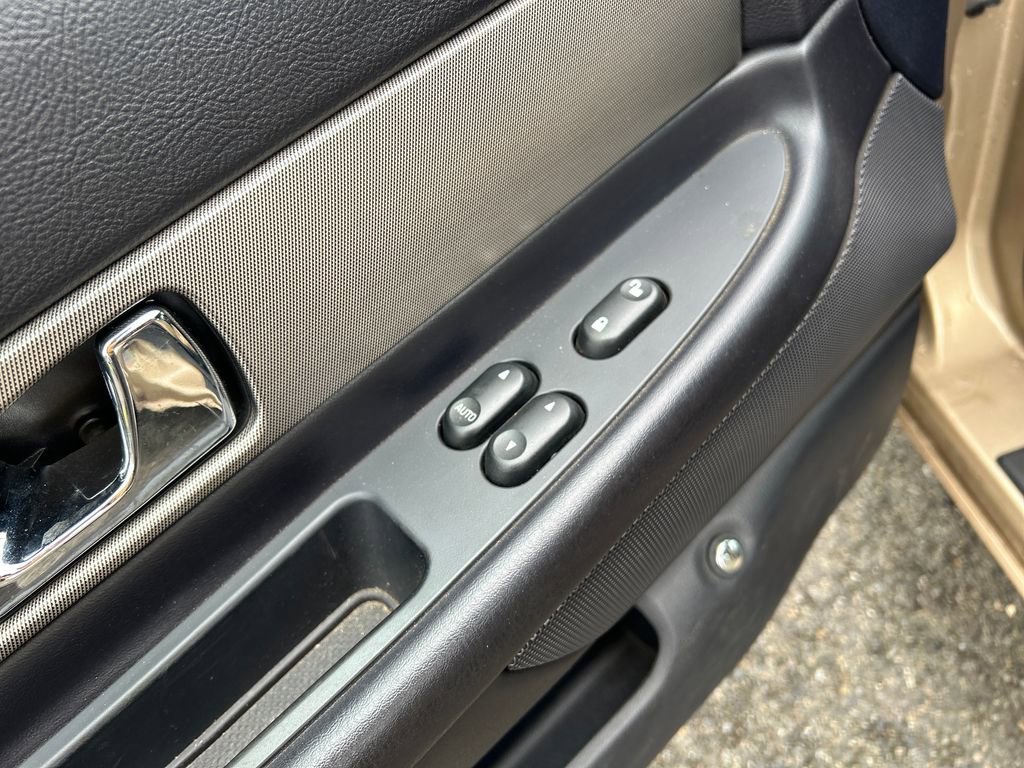 Used 2005 Ford Thunderbird image 13