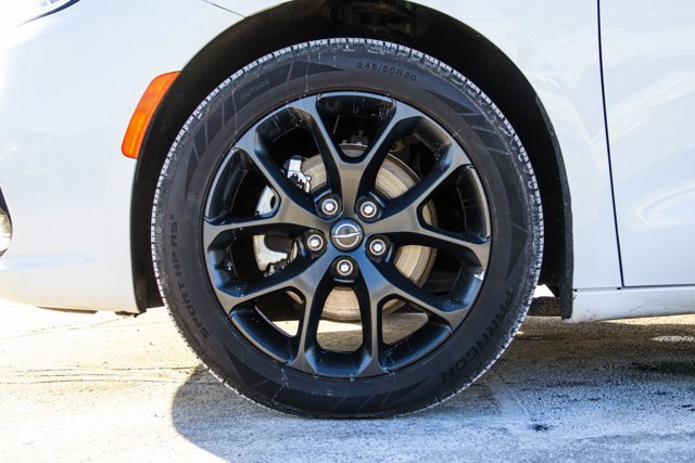 Used 2025 Chrysler Pacifica Limited image 8