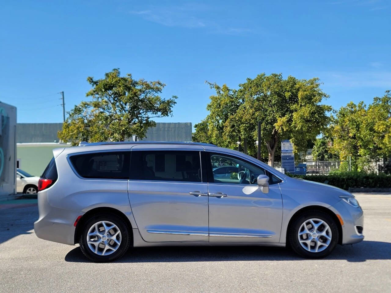 Used 2018 Chrysler Pacifica Touring-L Plus w/ Advanced Safetytec Group image 6