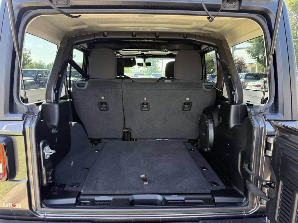 Used 2022 Jeep Wrangler Unlimited Sahara w/ Cold Weather Group AWD/4WD image 35