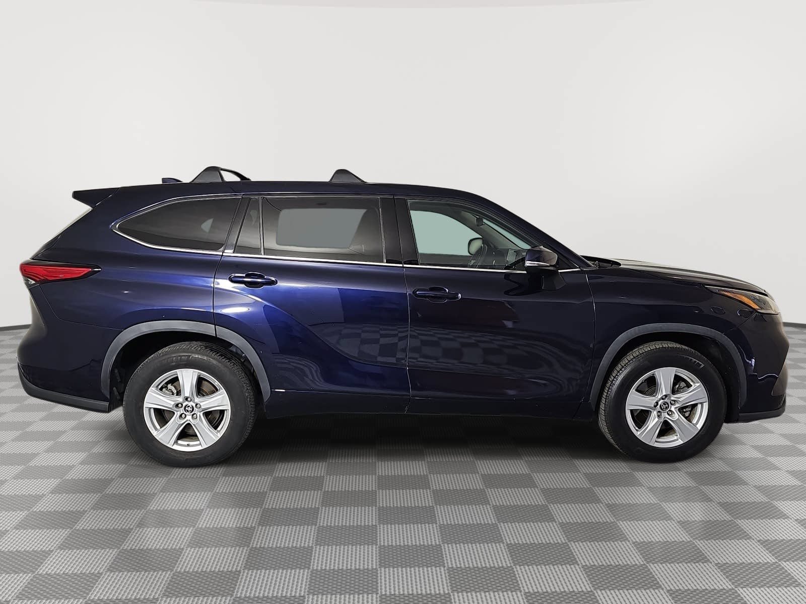 Used 2021 Toyota Highlander L FWD image 9