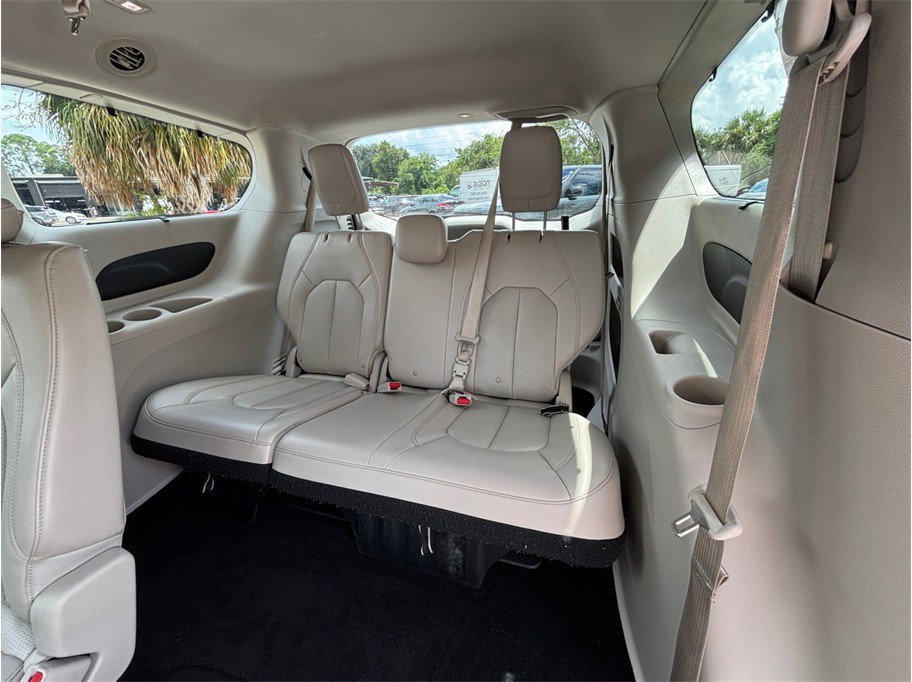 Used 2018 Chrysler Pacifica Touring-L FWD image 35