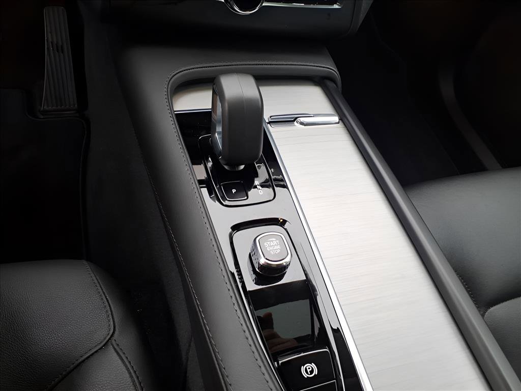 Used 2024 Volvo XC90 B5 Core w/ Protection Package Premier image 18