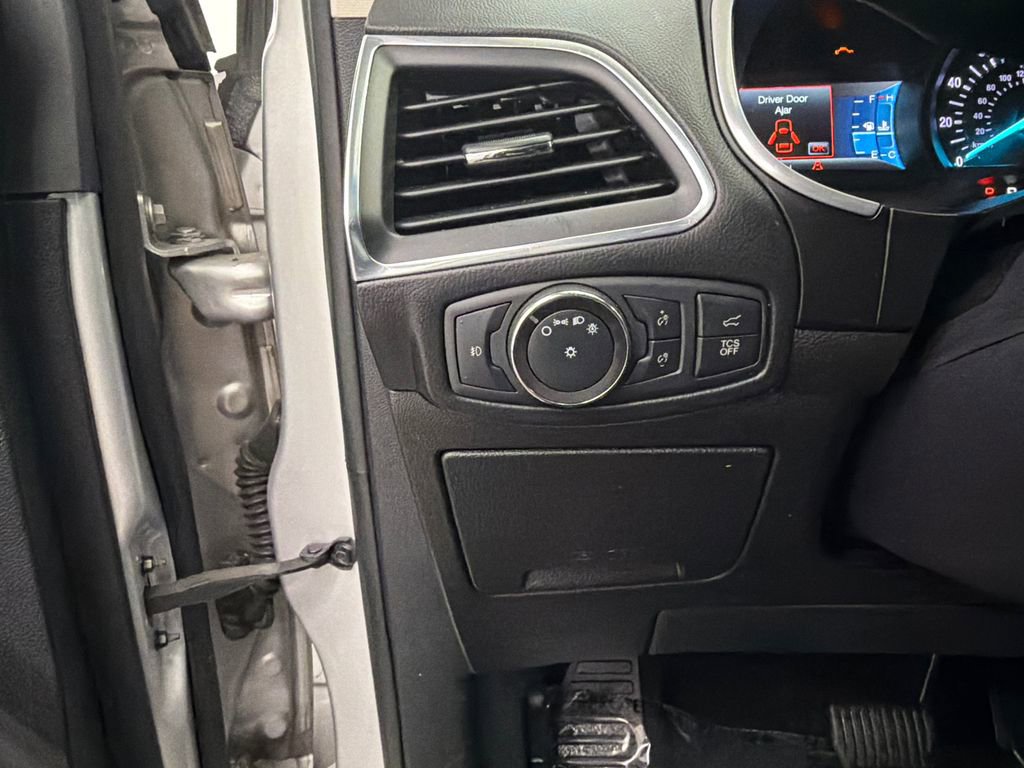 Used 2019 Ford Edge Titanium image 32
