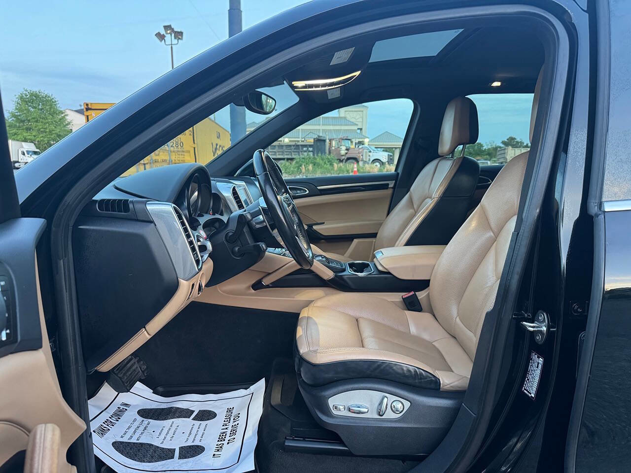 Used 2018 Porsche Cayenne w/ Premium Package AWD/4WD image 10
