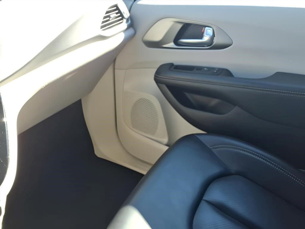 Used 2023 Chrysler Pacifica Touring-L FWD image 23