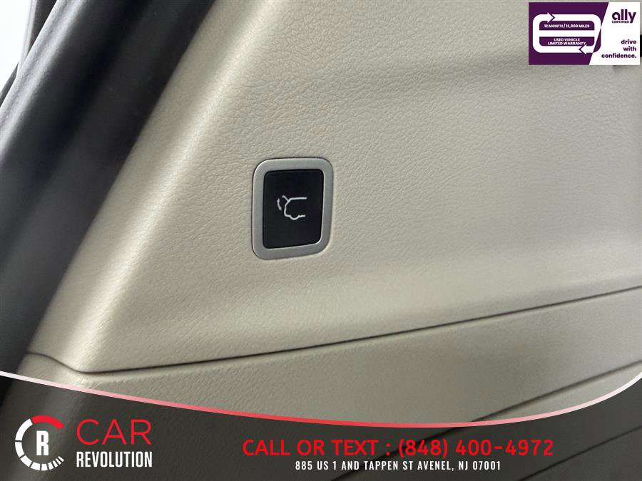 Used 2023 Chrysler Pacifica Touring-L FWD image 9