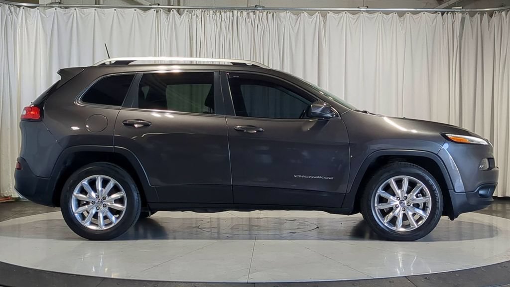 Used 2016 Jeep Cherokee Limited w/ Luxury Group AWD/4WD image 11