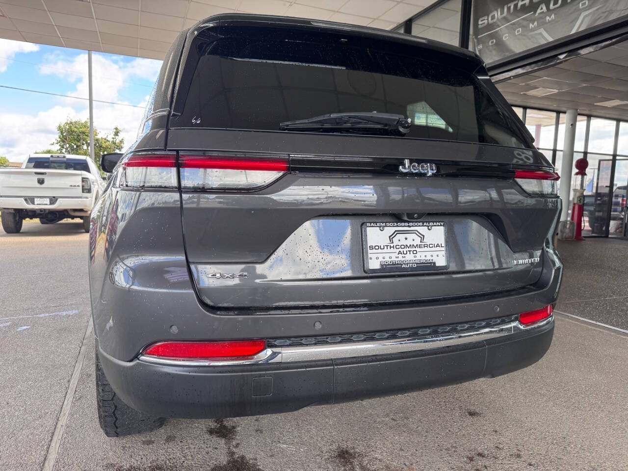 Used 2023 Jeep Grand Cherokee Limited AWD/4WD image 4