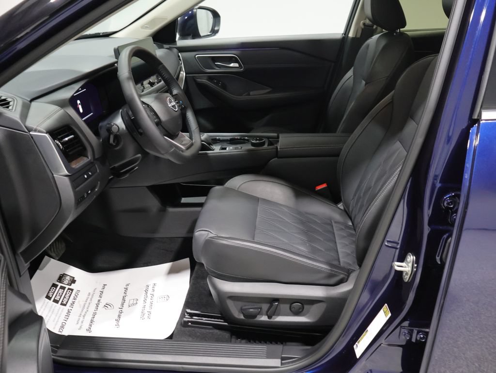 Used 2025 Nissan Rogue Platinum w/ Platinum Premium Package AWD/4WD image 11