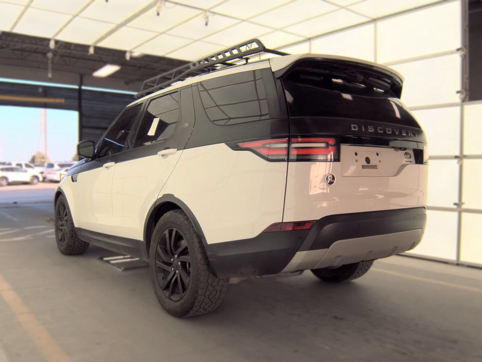 Used 2018 Land Rover Discovery HSE AWD/4WD image 6