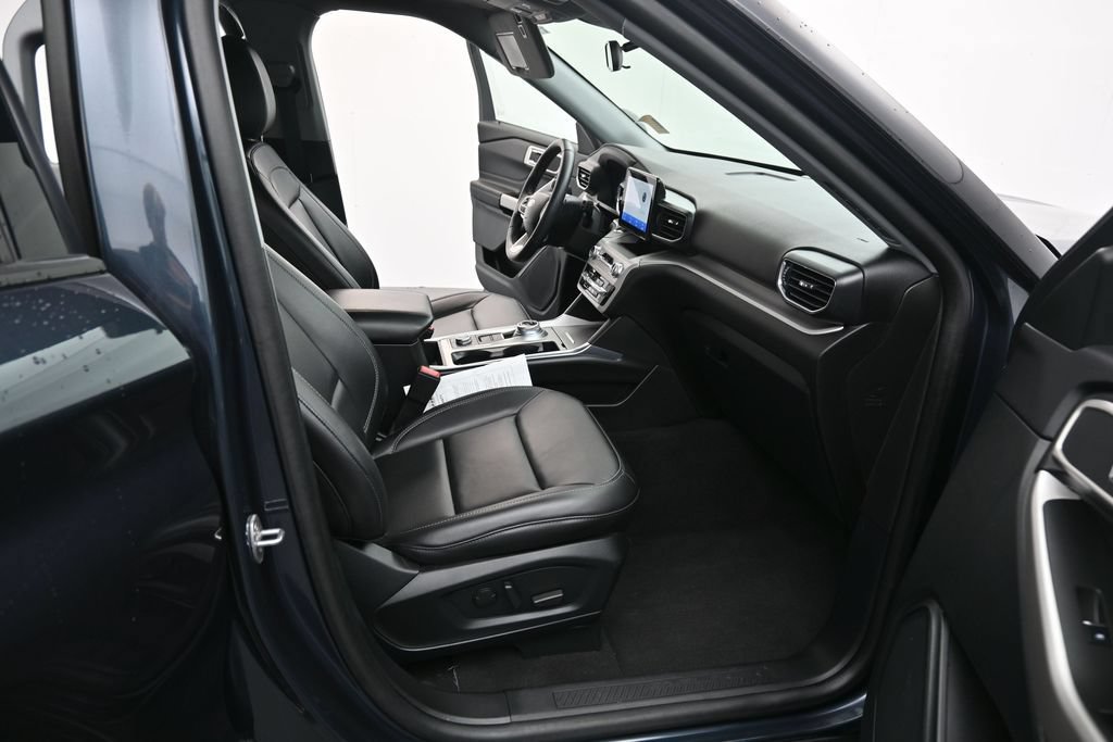 Used 2023 Ford Explorer XLT w/ Equipment Group 202A AWD/4WD image 19