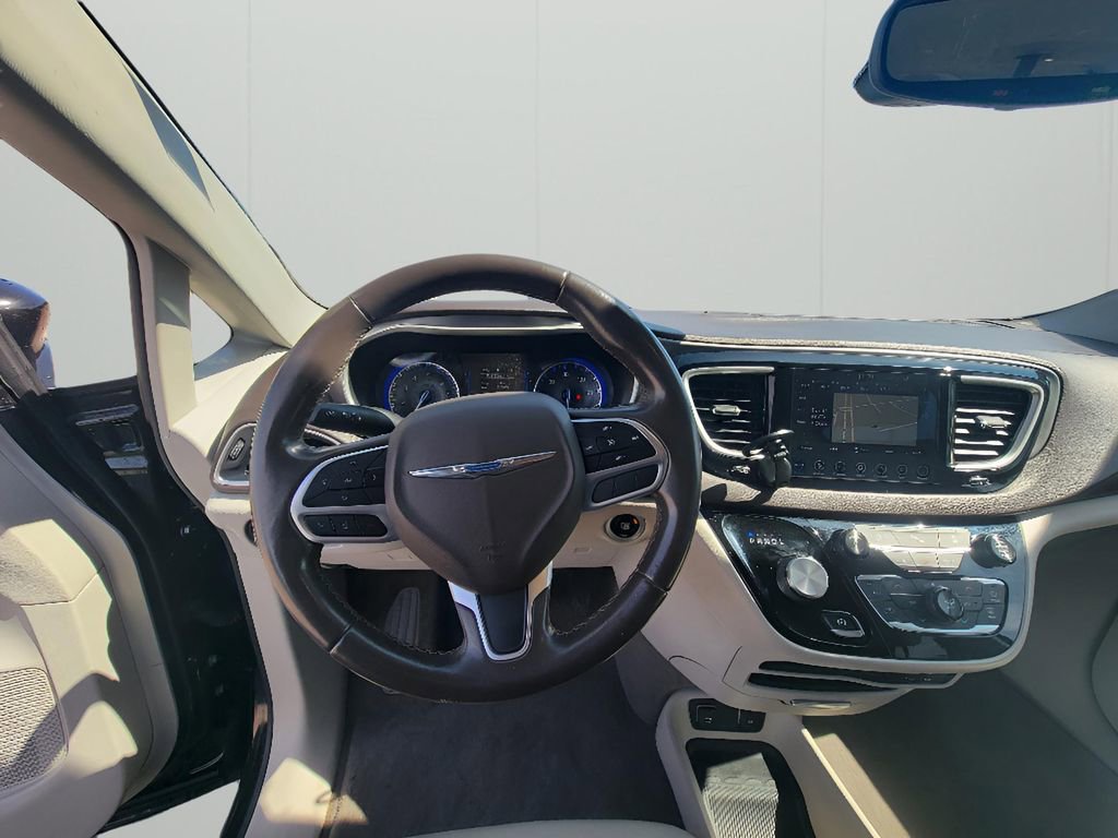 Used 2018 Chrysler Pacifica Touring-L image 12
