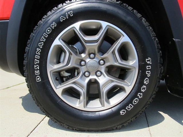 Used 2021 Jeep Cherokee Trailhawk w/ Premium Leather Package image 23