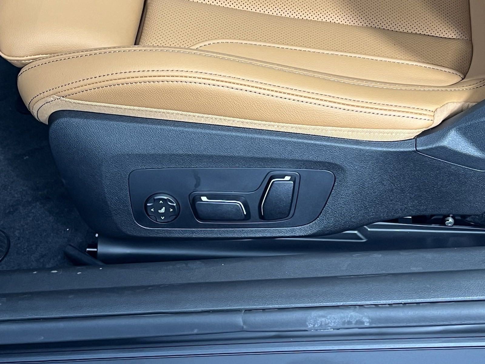 Used 2025 BMW 230i Coupe w/ M Sport Package image 13