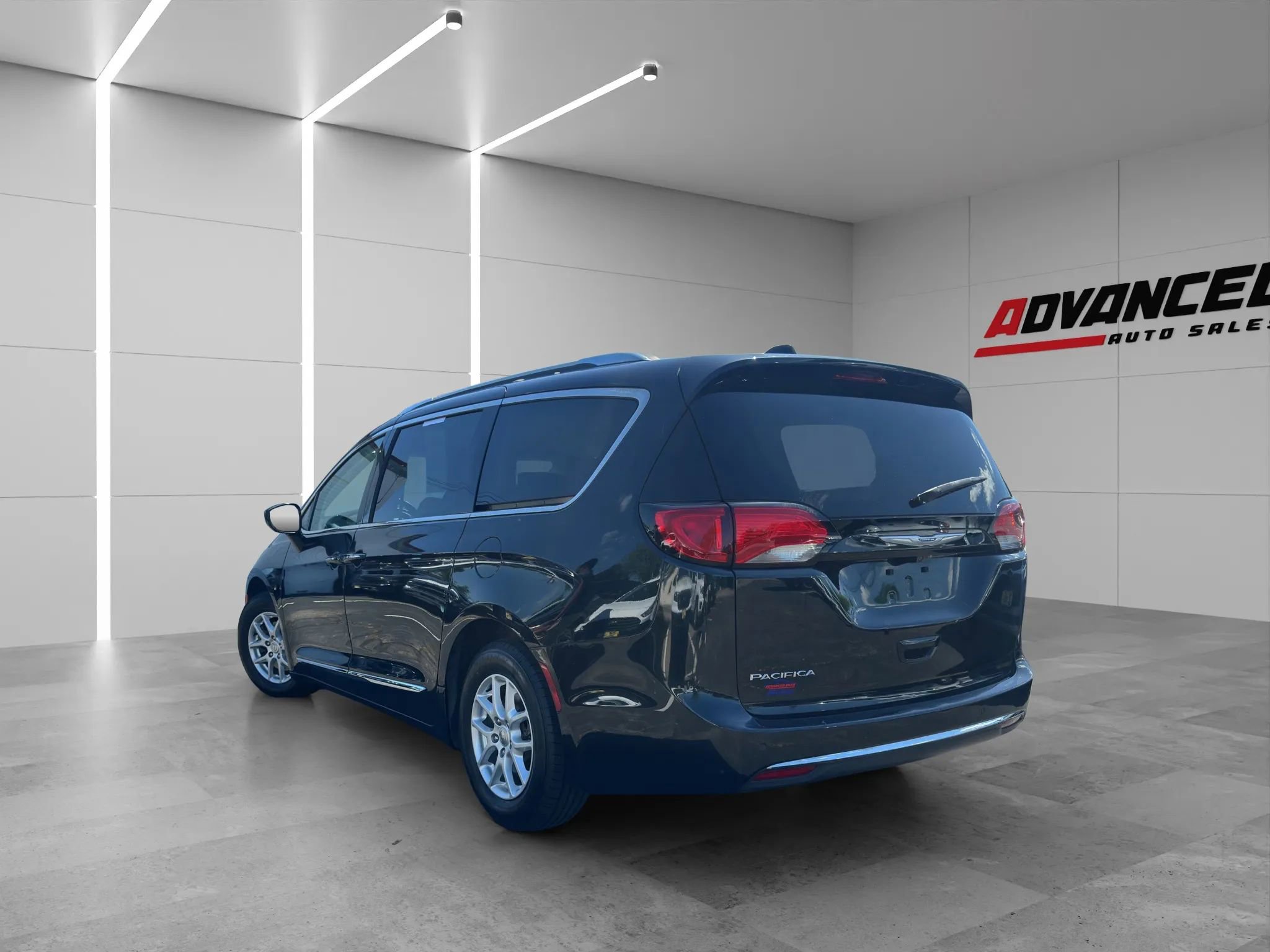 Used 2020 Chrysler Pacifica Touring-L FWD image 4