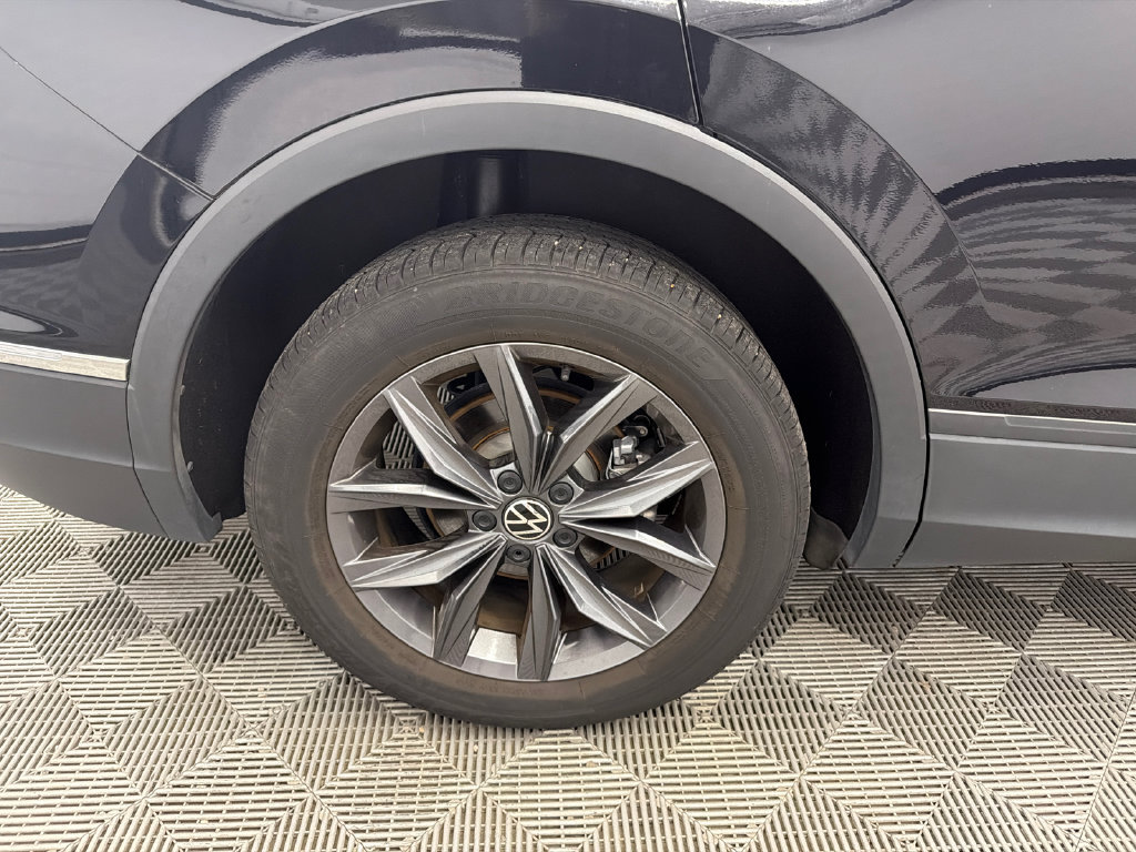 Used 2023 Volkswagen Tiguan SE w/ Panoramic Sunroof Package FWD image 18