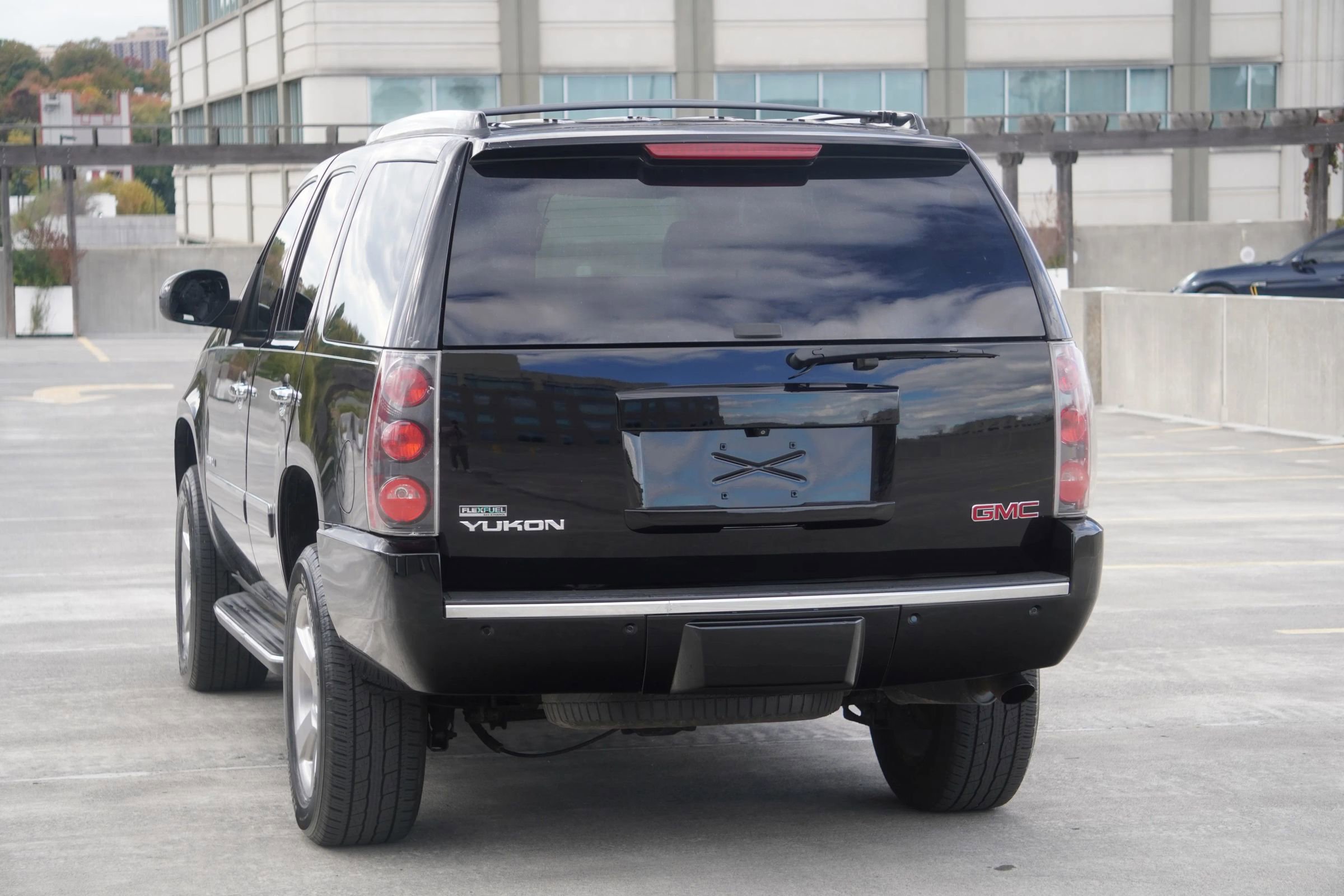 Used 2011 GMC Yukon Denali image 7