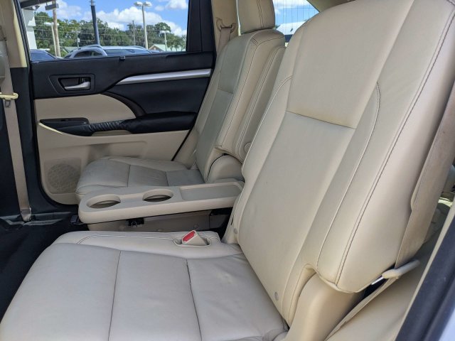 Used 2014 Toyota Highlander XLE FWD image 16