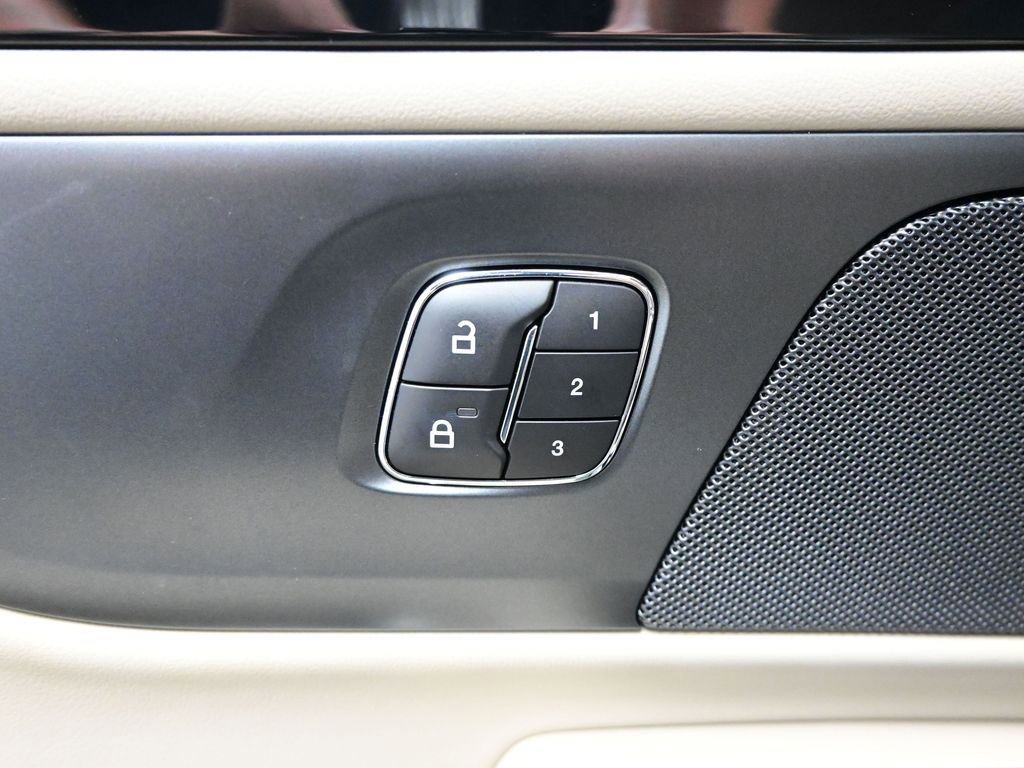 Used 2025 Lincoln Nautilus Reserve w/ Jet Appearance Package image 11