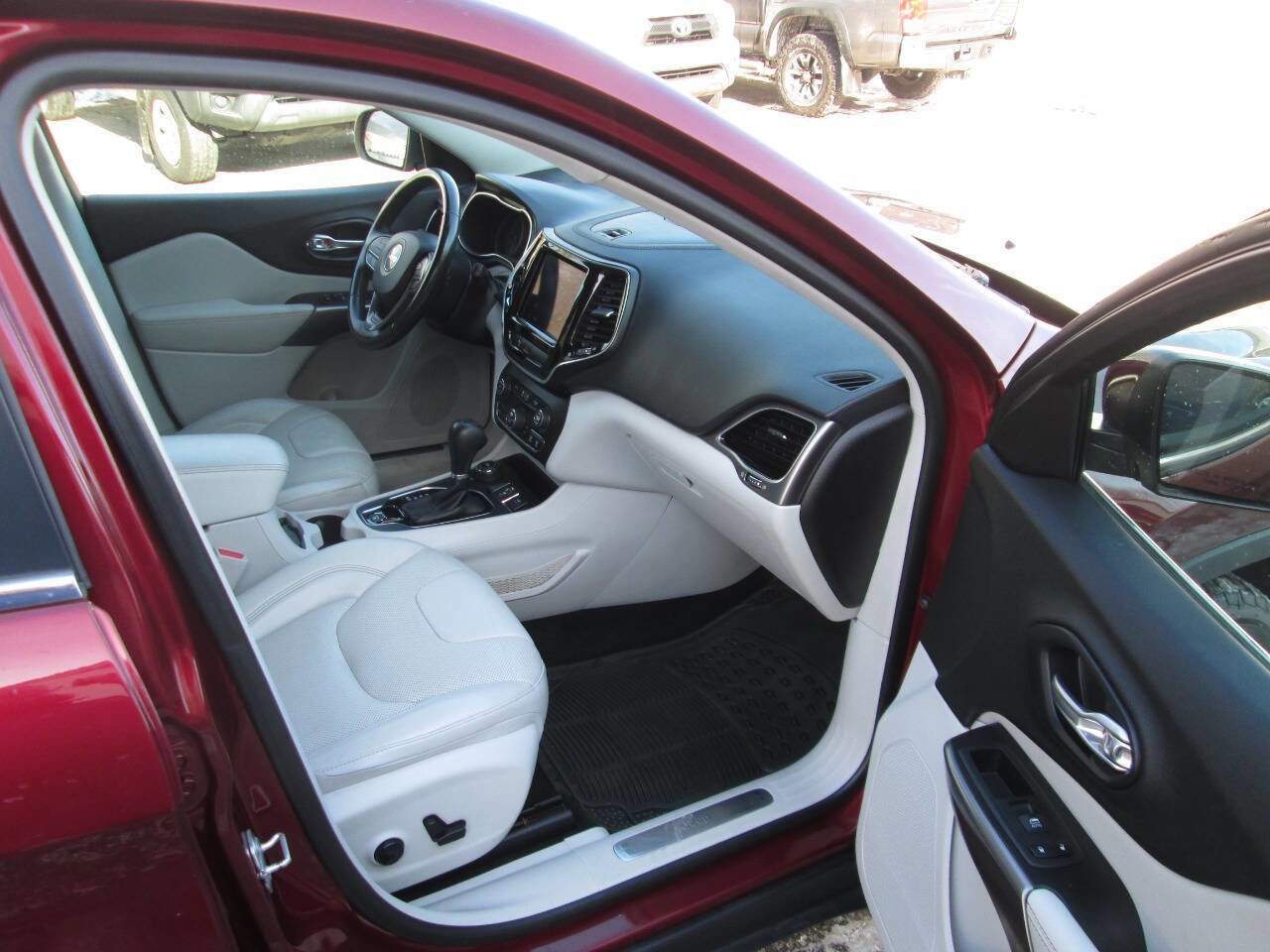 Used 2019 Jeep Cherokee Limited image 19