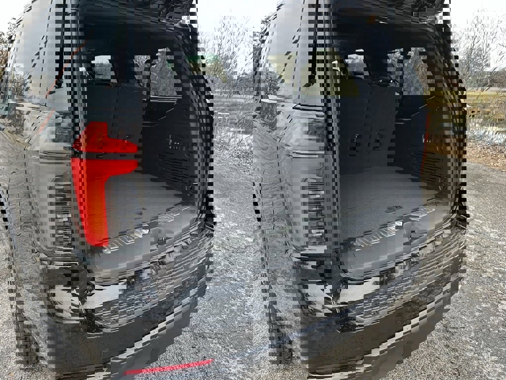 New 2026 Chevrolet Suburban RST w/ RST Capability Package image 13