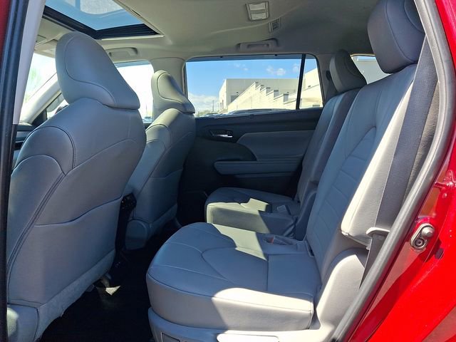 Used 2023 Toyota Highlander XLE image 10