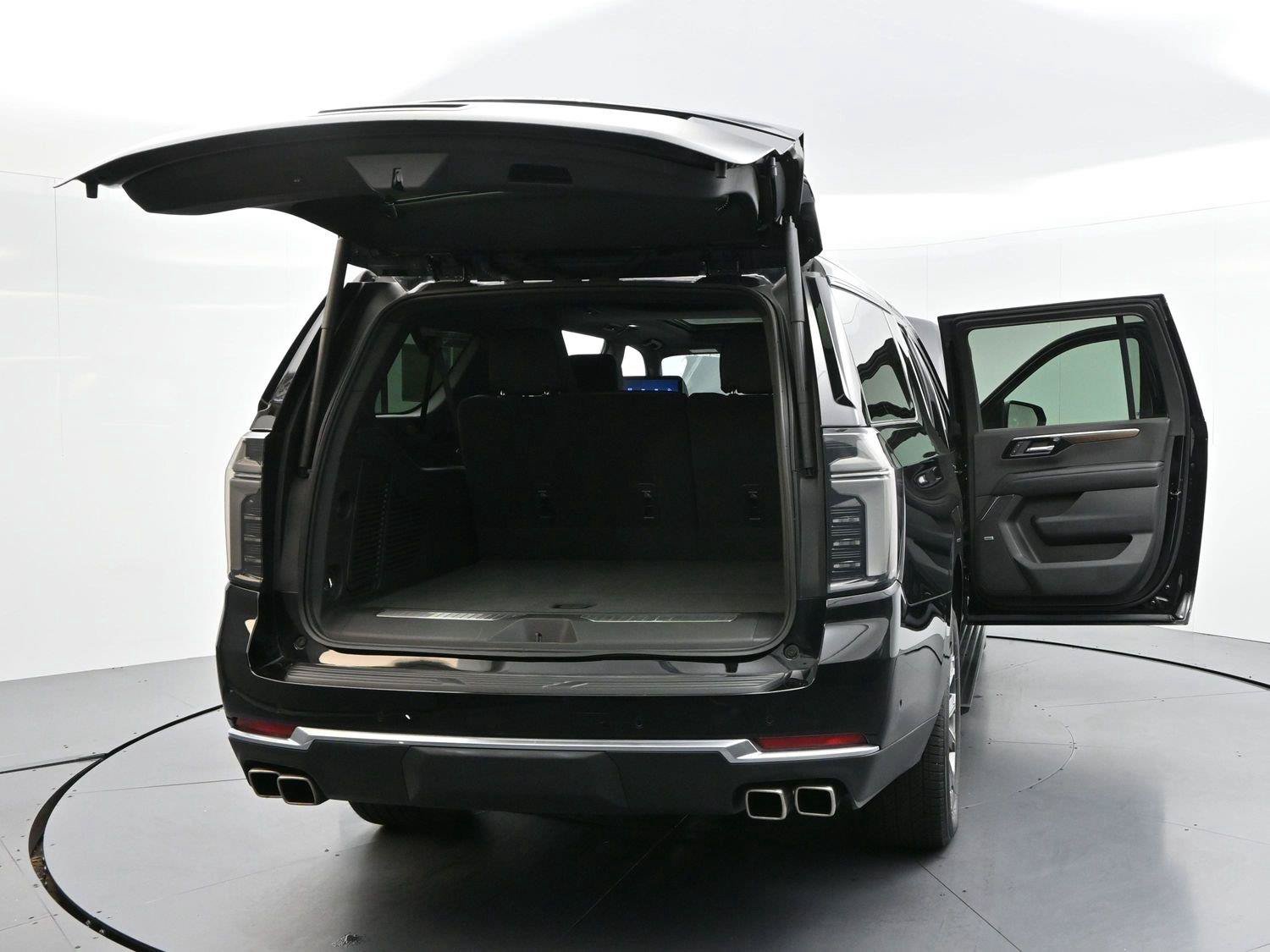 Used 2025 Chevrolet Suburban High Country AWD/4WD image 52