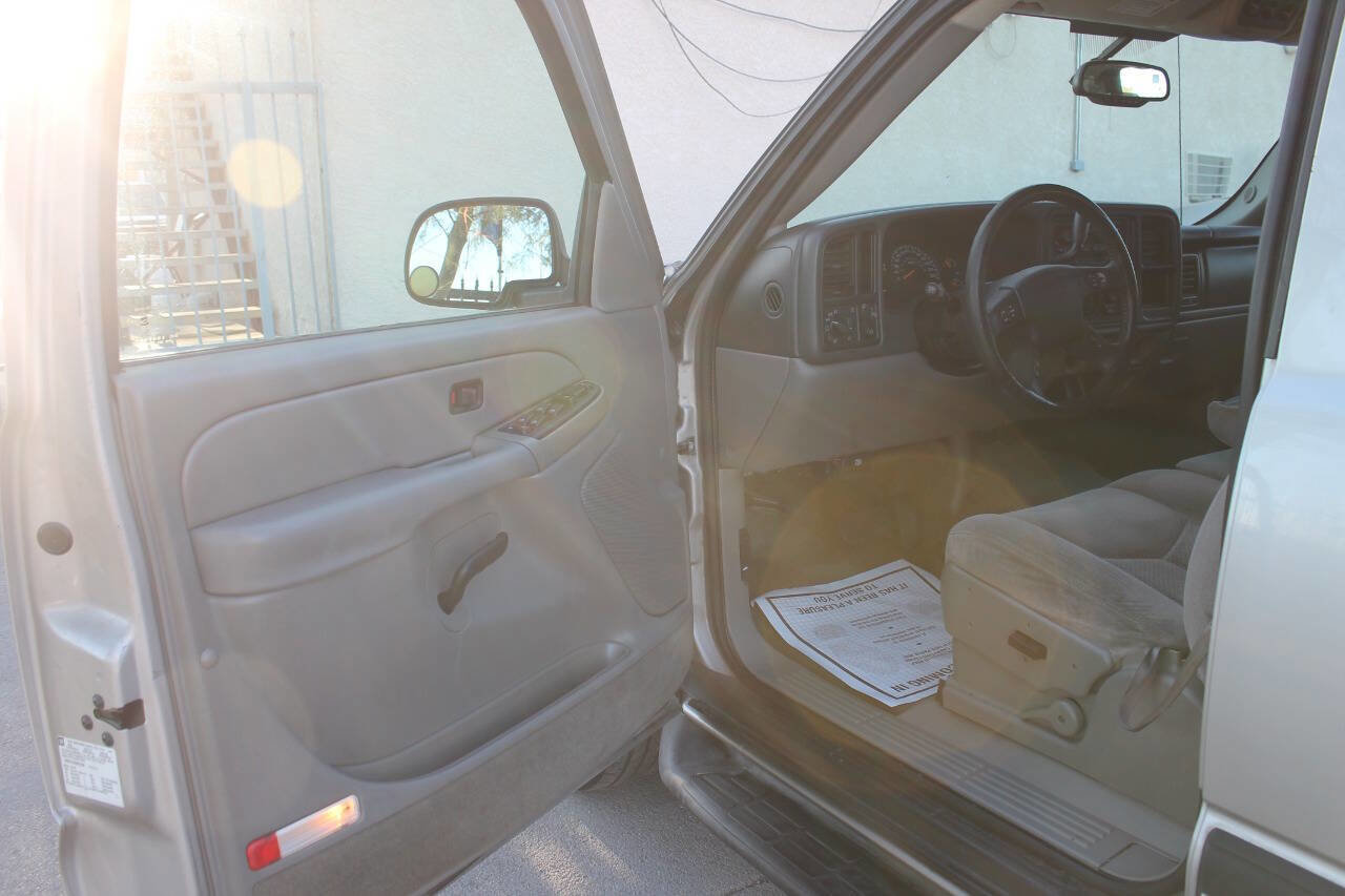 Used 2005 Chevrolet Suburban LS image 21