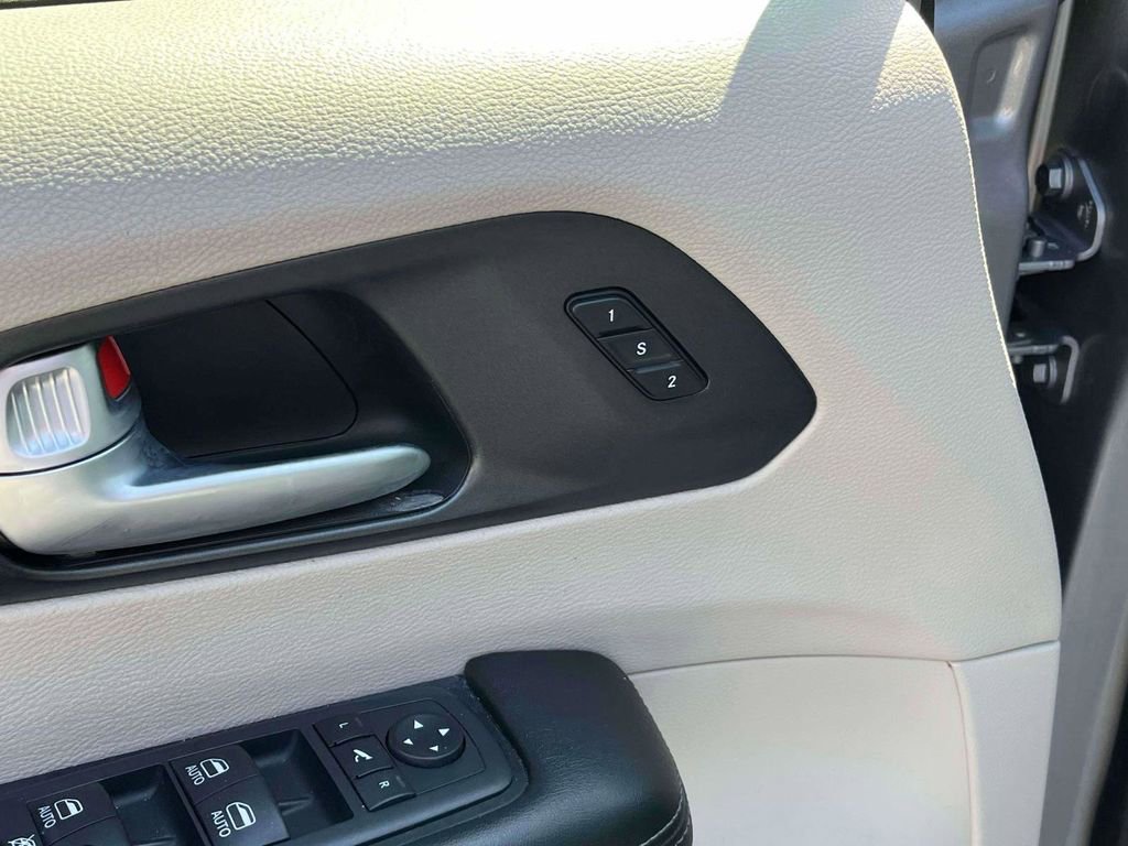 Used 2020 Chrysler Pacifica Limited FWD image 18