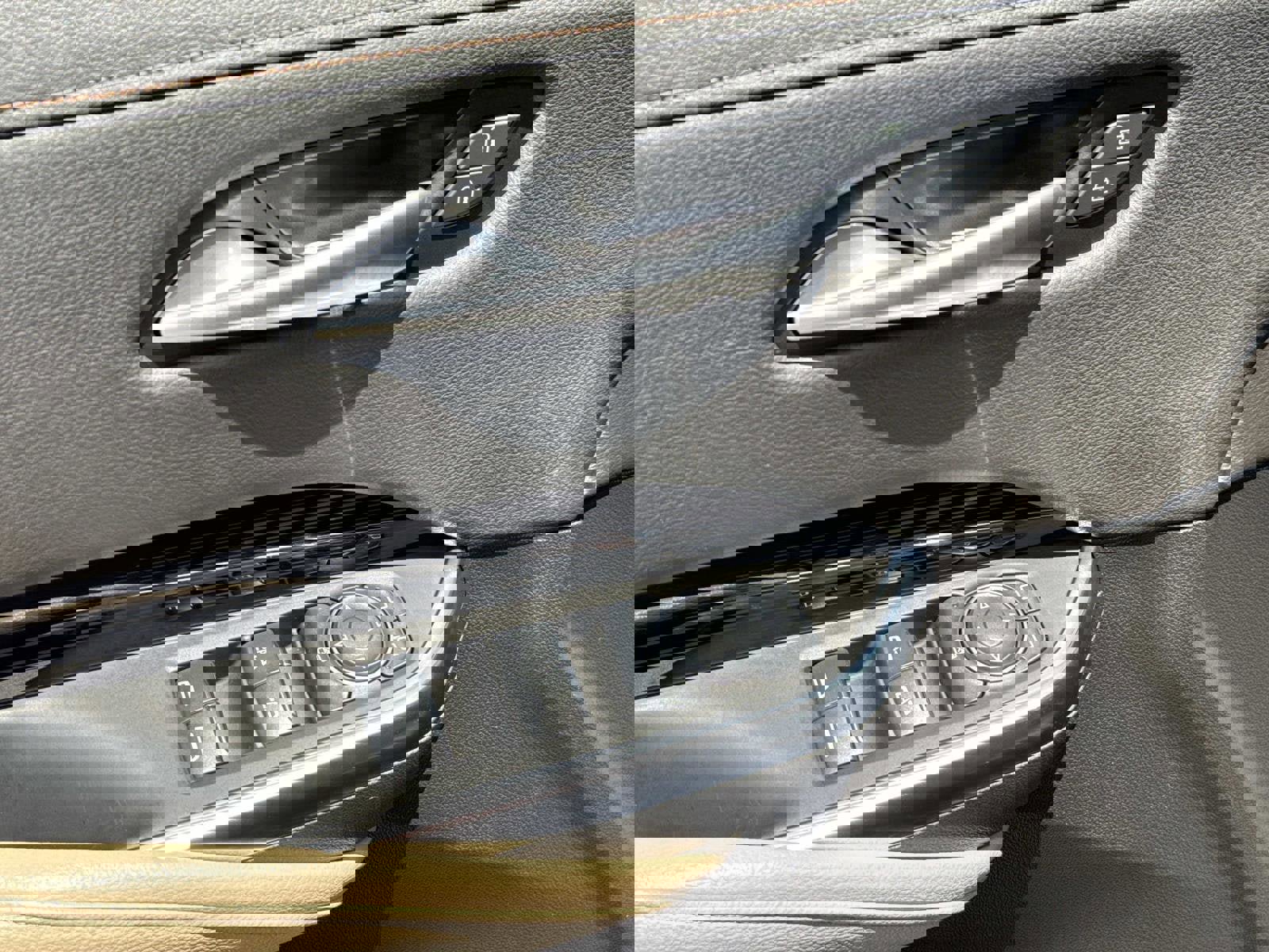 Used 2024 Cadillac XT4 Luxury w/ Cold Weather Package FWD image 19